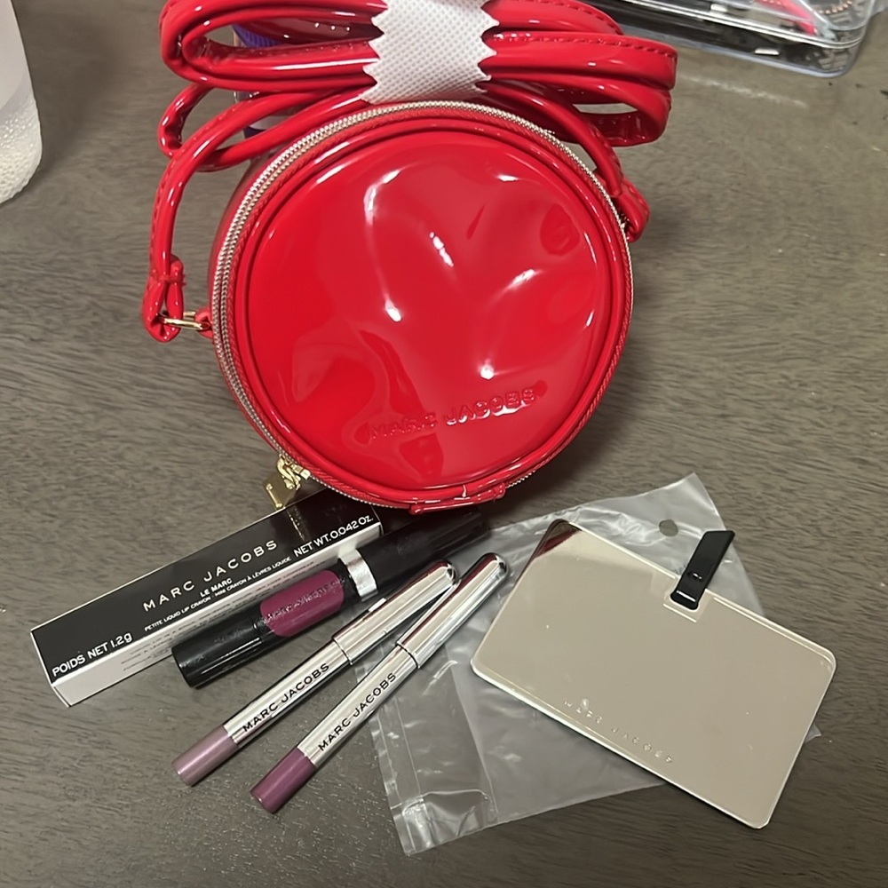 Marc Jacobs beauty bag with 4 mini makeup bundle.